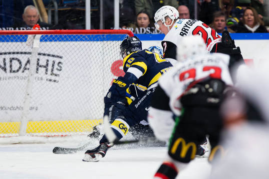 Malmö Redhawks Lars Bryggman gör mål till 2-3