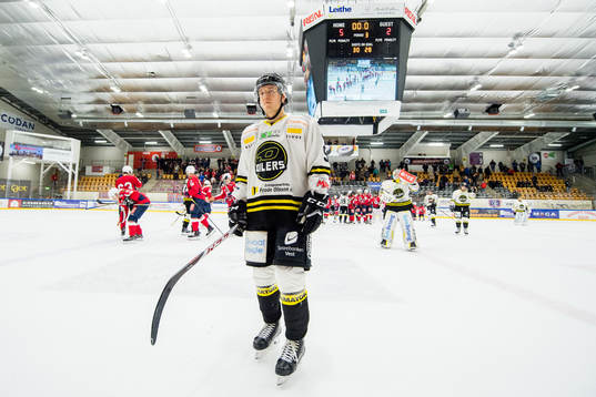 Eirik Børresen of Stavanger Oilers looks dejected