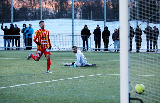 Syrianskas målvakt Abdulmasih Keriakes och Ihab Naser ser