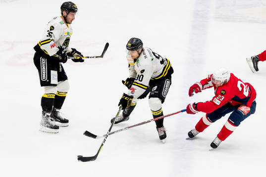 Lassi Kokkala of Stavanger Oilers, Jonas Djupvik Løvlie of