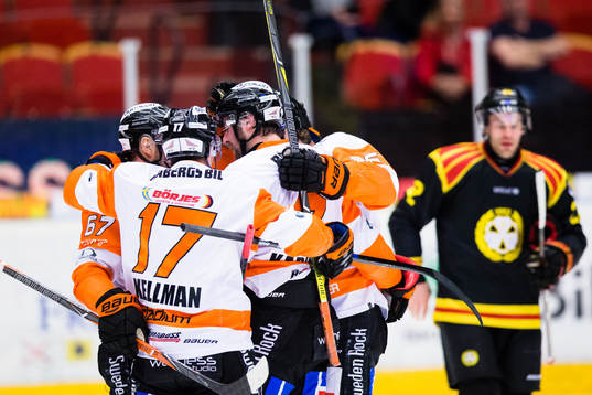 Karlskronas Joel Kellman kvitterar till 1-1 och jublar med