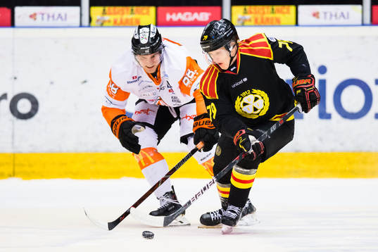 Karlskronas Daniel Gunnarsson i kamp om pucken med Brynäs