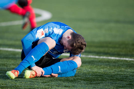 Halmstads Gabriel Gudmundsson blir sparkad på foten