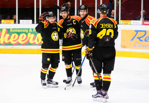 a höger) gör 1-0 och gratuleras av Juuso Ikonen (v),