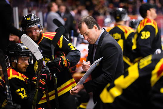 Brynäs assisterande tränare Jan Larsson ger direktiv