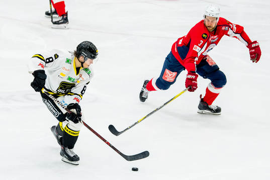 Mathias Trettenes of Stavanger Oilers and Martin Rainer