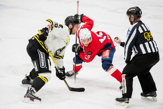 Lassi Kokkala of Stavanger Oilers and Erik Johan Rasmus