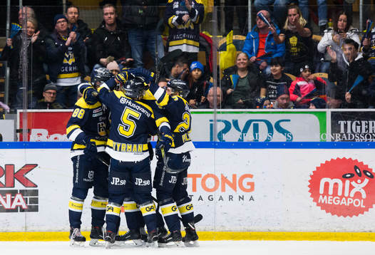 s Pierre Engvall, Fredrik Styrman och Lawrence Pilut jublar