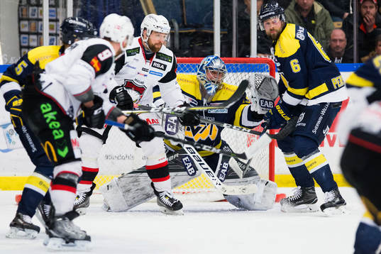 s målvakt Fredrik Pettersson-Wentzel fokuserar på pucken