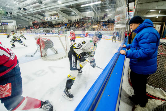 A spectator follows Eirik Børresen of Stavanger Oilers