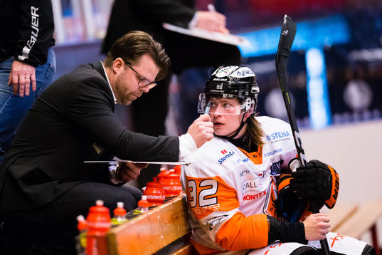 Karlskronas tränare Ove Molin ger direktiv till Dennis