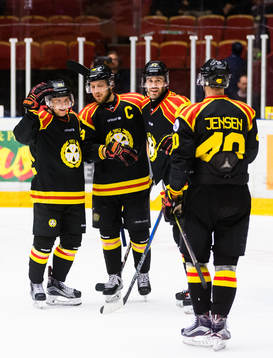 a höger) gör 1-0 och gratuleras av Juuso Ikonen (v),