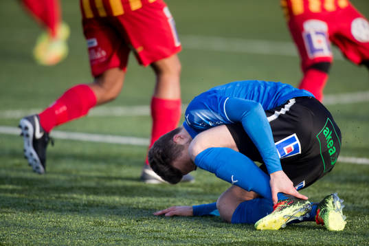Halmstads Gabriel Gudmundsson blir sparkad på foten
