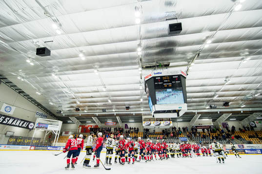Players of Lørenskog and Stavanger Oilers