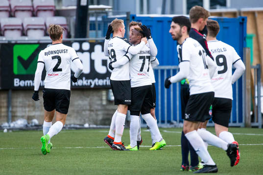 Örebros Kennedy Igboananike jublar