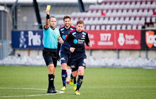 Helsingborgs Darijan Bojanic får gult kort av domaren