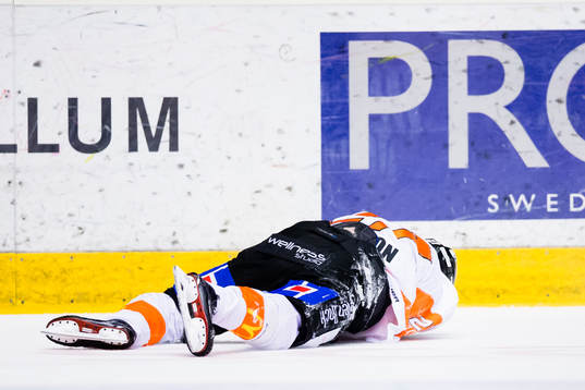 Karlskronas Henrik Nilsson ligger på isen