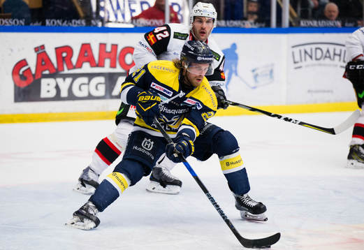 s Mattias Tedenby framför Malmö Redhawks Niklas Arell