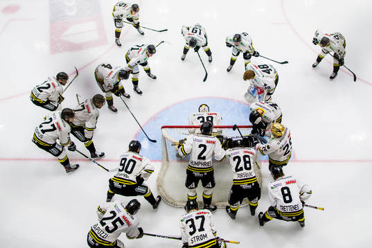 Players of Stavanger Oilers gather in a circle