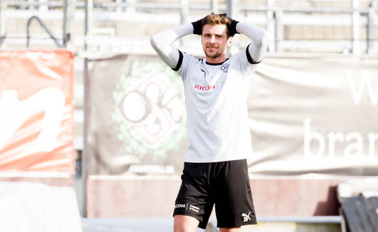 Örebros Filip Rogic deppar