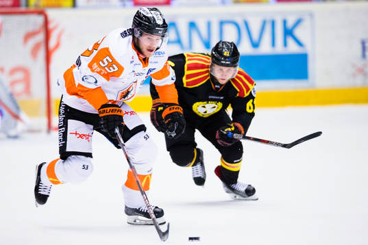 Karlskronas Bobbo Petersson jagas av Brynäs Juuso Ikonen