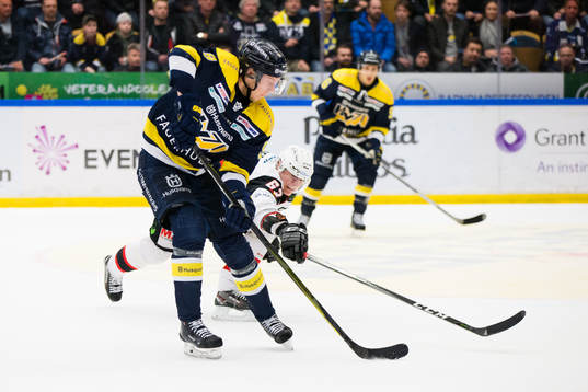s Victor Ejdsell mot Malmö Redhawks Fredrik Händemark