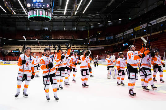Karlskronas spelare tackar de tillresta fansen