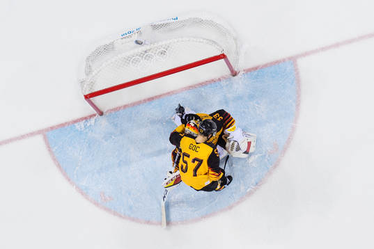 Marcel Goc comforts his teammate goalkeeper Danny aus