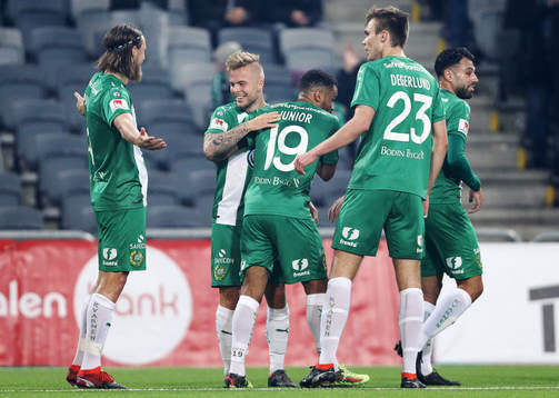Hammarbys Sander Svendsen jublar med lagkamrater
