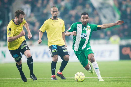 Hammarbys Serge-Junior Martinsson Ngouali i kamp om bollen