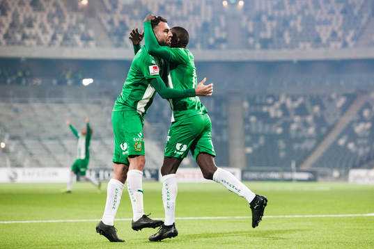 Hammarbys Imad Khalili jublar med Pa Amat Dibba
