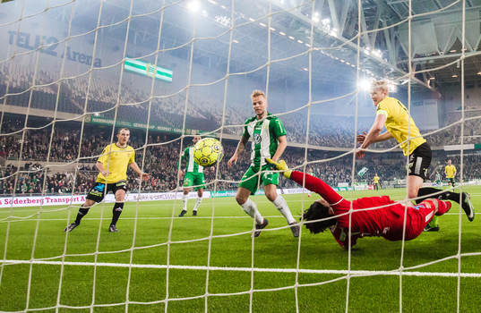 Hammarbys Sander Svendsen gör 1-0 bakom GAIS målvakt
