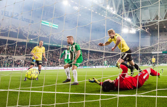 Hammarbys Sander Svendsen gör 1-0 bakom GAIS målvakt
