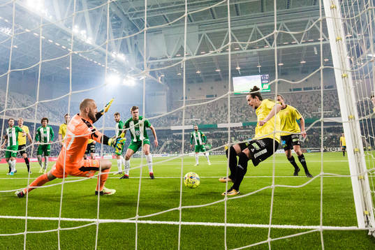 GAIS Edin Hamidovic gör 1-3 bakom Hammarbys målvakt Benny