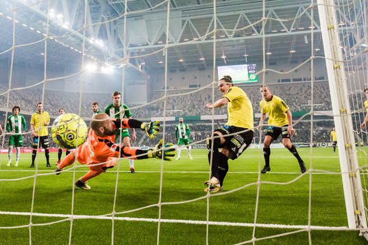 GAIS Edin Hamidovic gör 1-3 bakom Hammarbys målvakt Benny