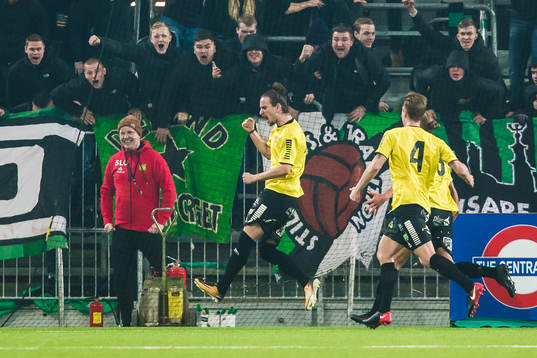 GAIS Edin Hamidovic jublar framför GAIS supportrar