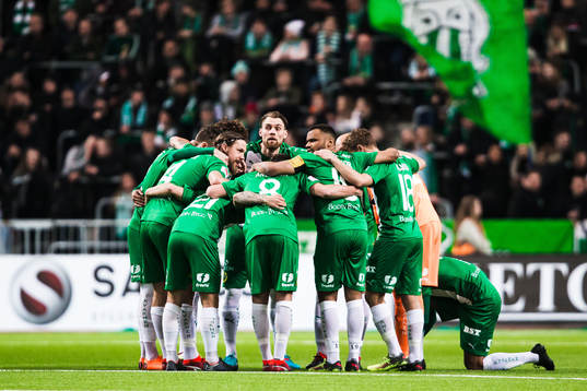 Hammarbys spelare med David Fällman (m) samlas i en ring