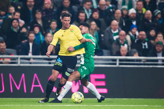 GAIS Dusan Djuric i kamp om bollen med Hammarbys Imad