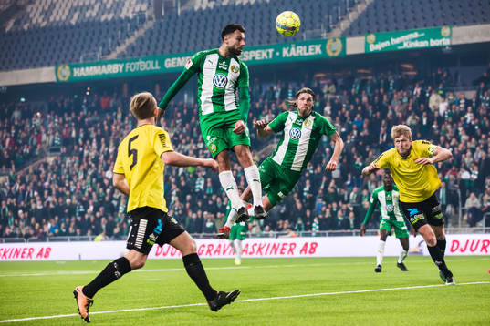 Hammarbys Imad Khalili och Björn Paulsen med en målchans