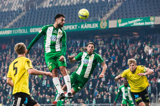 Hammarbys Imad Khalili och Björn Paulsen med en målchans
