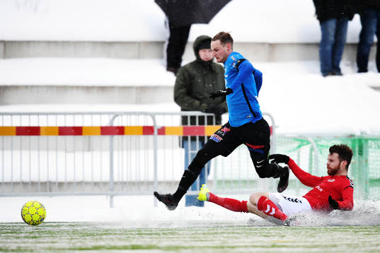 Trelleborgs Mattias Håkansson glidtacklas av Kalmars Måns