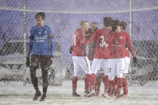 Kalmars Romário Pereira Sipião jublar med lagkamrater
