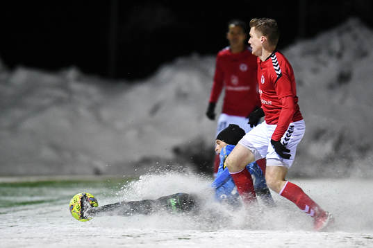 Kalmars Victor Agardius och Trelleborgs Zoran Jovanovic i