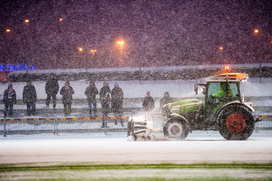 En traktor plogar Gastens konstgräsplan