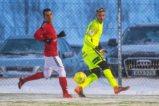 Trelleborgs målvakt Marko Johansson och Kalmars Hiago