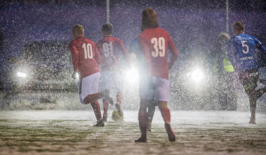 Då det snöade mycket kraftigt så satt många åskådare