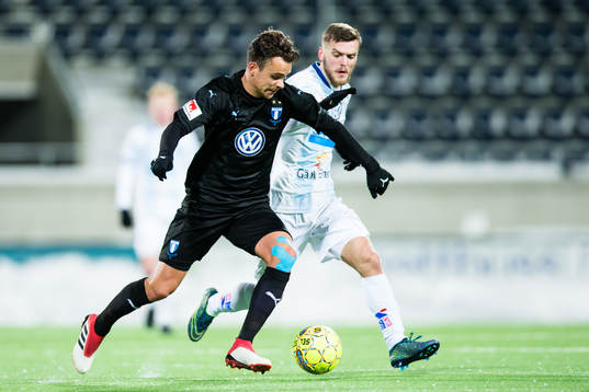 Malmö FFs Andreas Vindheim i kamp om bollen med Gefles