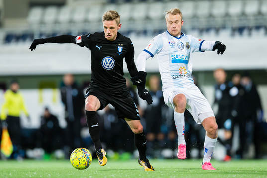 Malmö FFs Sören Rieks i kamp om bollen med Gefles