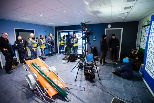 Media och personal väntar på beslut om matchen skall