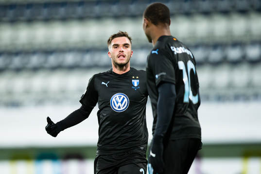 Malmö FFs Carlos Strandberg gör 0-3 och omfamnas av Egzon